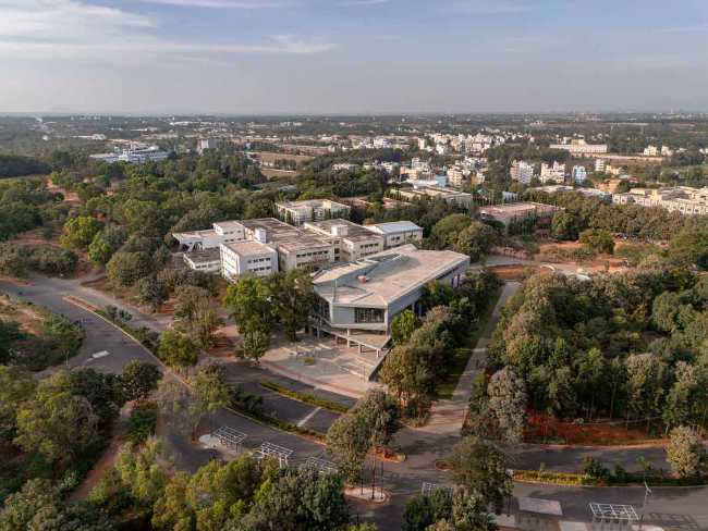 Can architecture be democratic? SMVIT university library