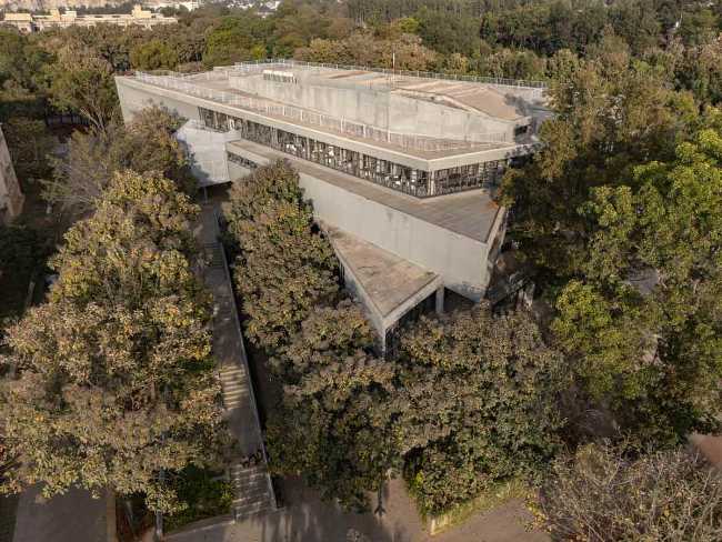 Can architecture be democratic? SMVIT university library