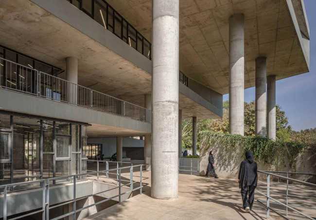 Can architecture be democratic? SMVIT university library