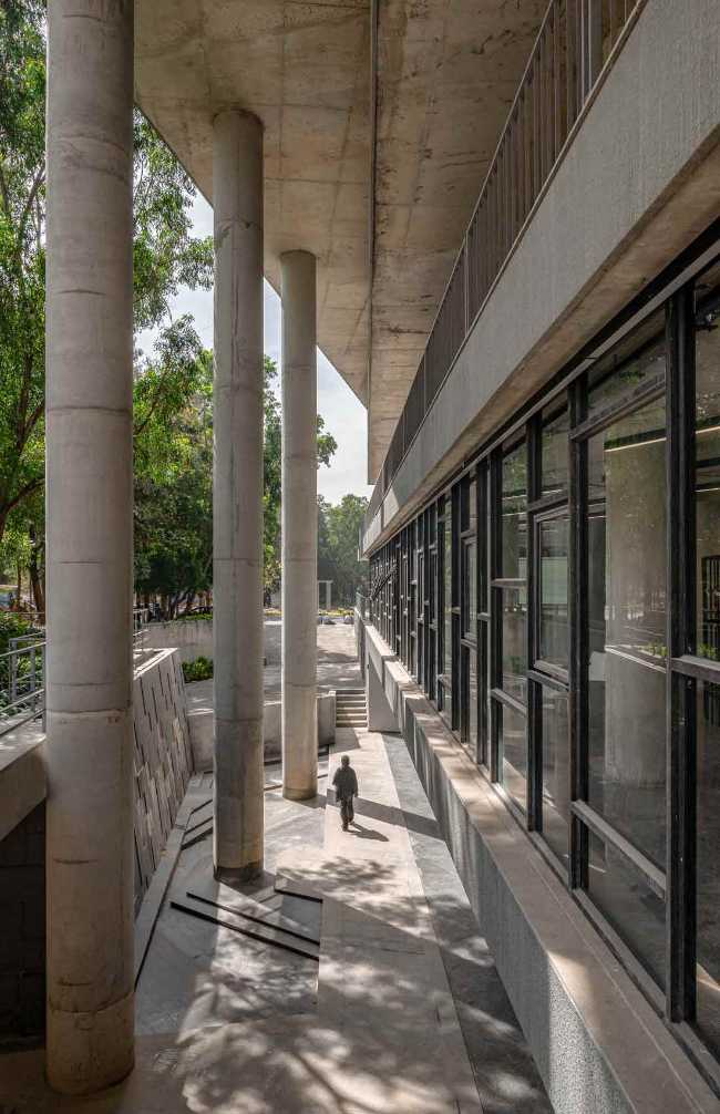 Can architecture be democratic? SMVIT university library