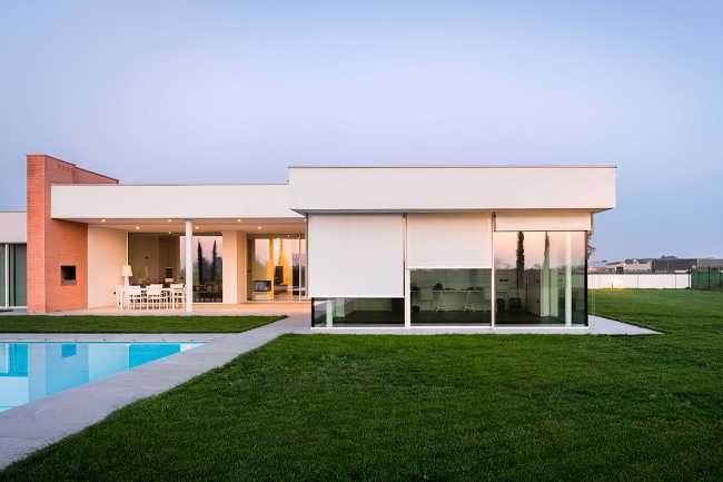 Luz y materia. El equilibrio perfecto de Villa Tenca.