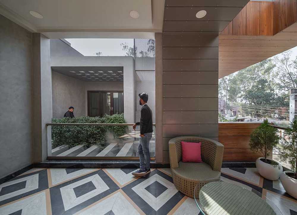 Aaroh: la residenza famigliare sicura e dall’anima felice