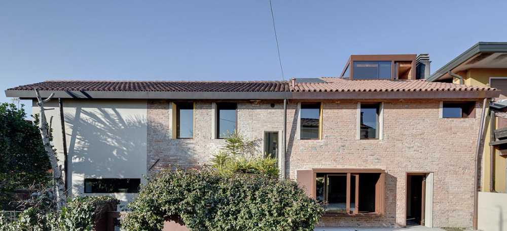 Tra mattoni antichi e legno contemporaneo. Una casa che rinasce