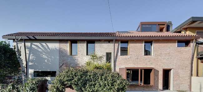 Tra mattoni antichi e legno contemporaneo. Una casa che rinasce