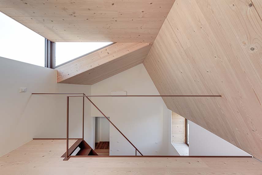 Tra mattoni antichi e legno contemporaneo. Una casa che rinasce