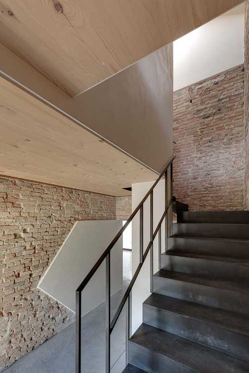 Tra mattoni antichi e legno contemporaneo. Una casa che rinasce