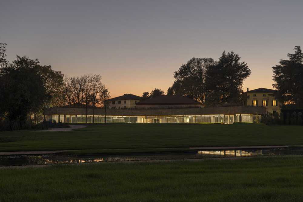 Bajo la tierra, dentro el paisaje.
