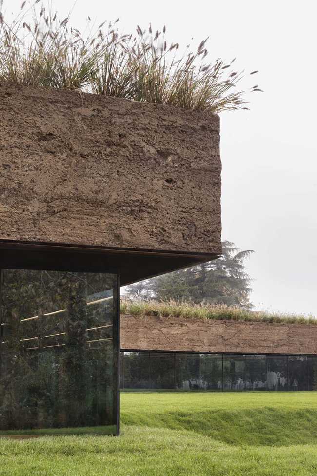 Bajo la tierra, dentro el paisaje.