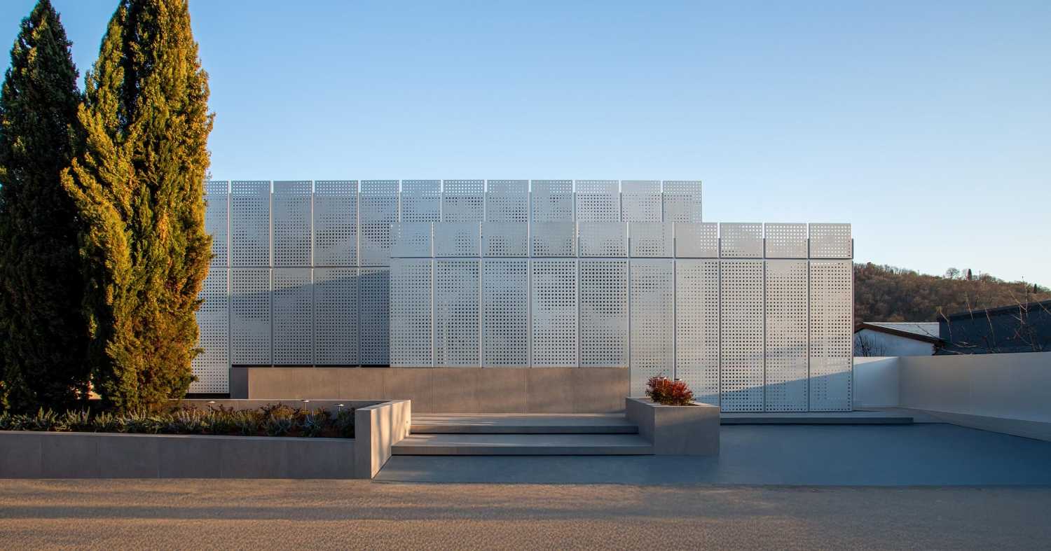 Headquarters Logica TRE Proedil, the new facade between Gres and Sky