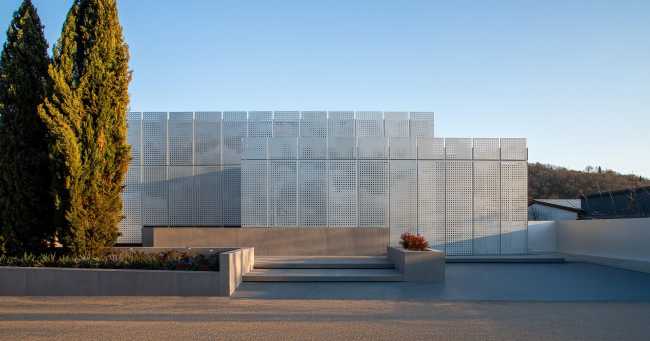 Sede centrale de Logica TRE Proedil, la nueva fachada entre Gres y Cielo