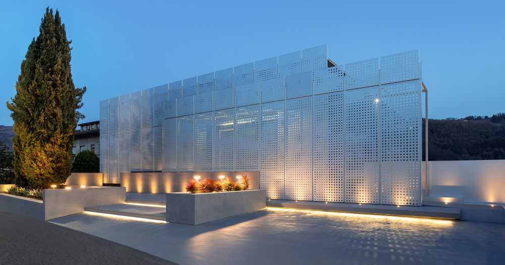 Headquarters Logica TRE Proedil, the new facade between Gres and Sky