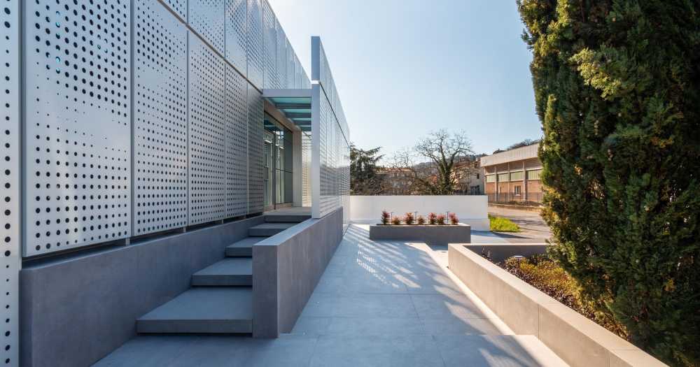 Headquarters Logica TRE Proedil, the new facade between Gres and Sky