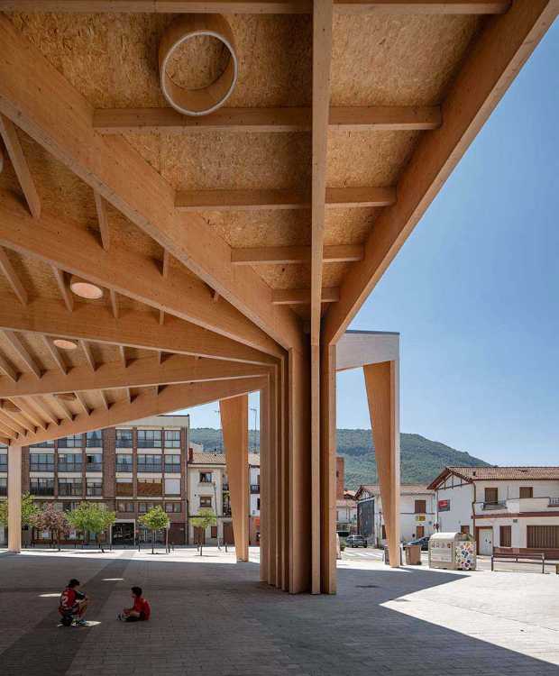 Espacio urbano cubierto en Alsasua: árboles urbanos para la agregación