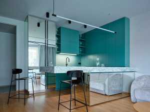 Eleganza petrolio: la metamorfosi dell'appartamento di Pitkovice