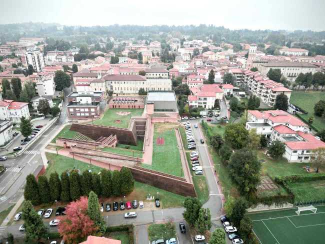 Gym of Merate. A new architectural landmark for the city.