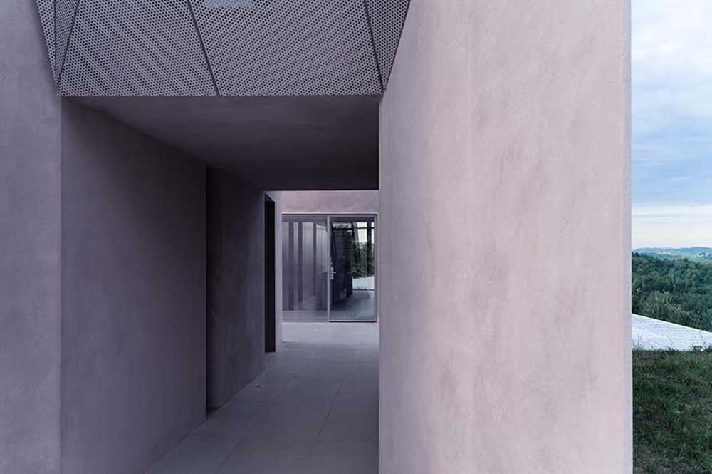 Casa Sotto la Nuvola tra le colline toscane: volumi, luce e paesaggio