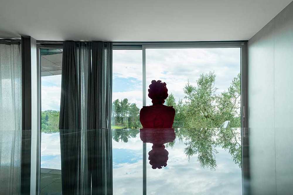 Casa Sotto la Nuvola tra le colline toscane: volumi, luce e paesaggio