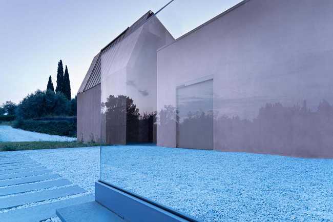 Casa Sotto la Nuvola tra le colline toscane: volumi, luce e paesaggio