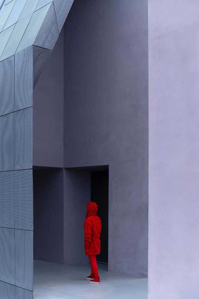 Casa Sotto la Nuvola tra le colline toscane: volumi, luce e paesaggio