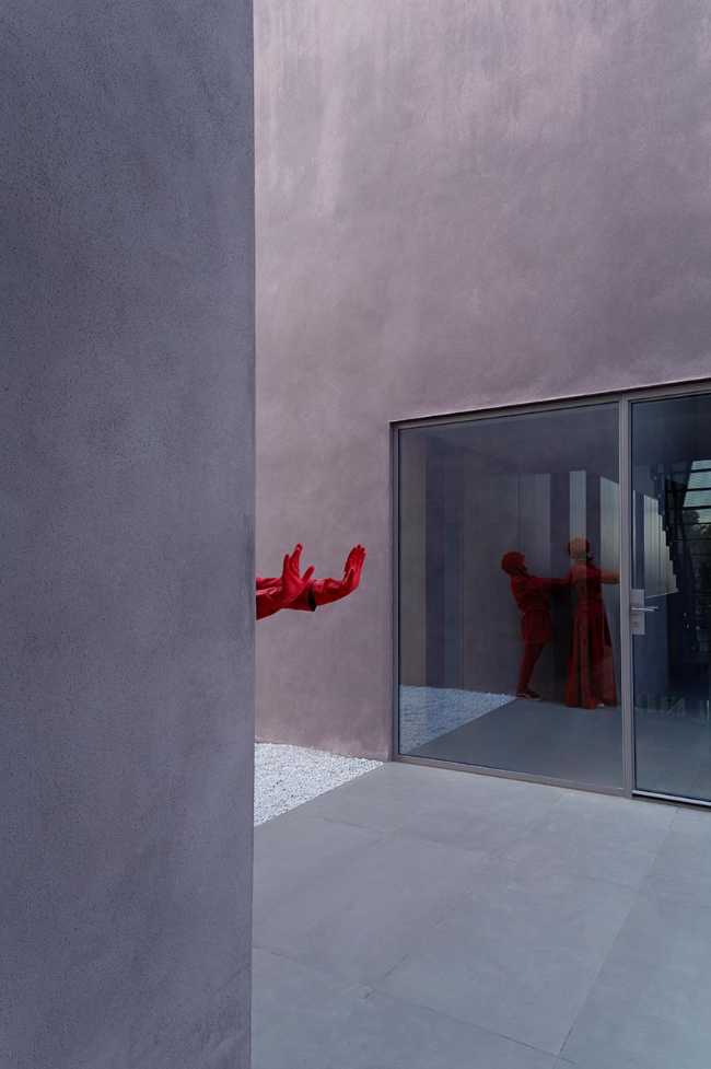 Casa Sotto la Nuvola tra le colline toscane: volumi, luce e paesaggio