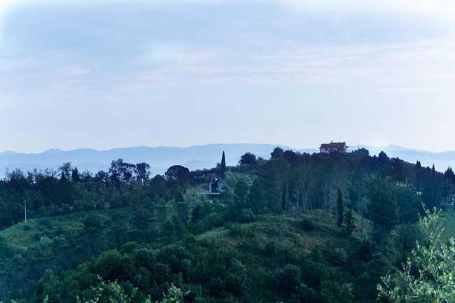 Casa Sotto la Nuvola tra le colline toscane: volumi, luce e paesaggio