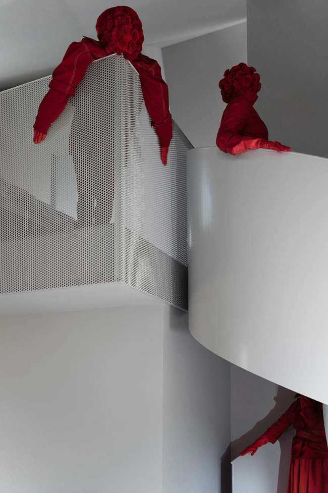 Casa Sotto la Nuvola tra le colline toscane: volumi, luce e paesaggio