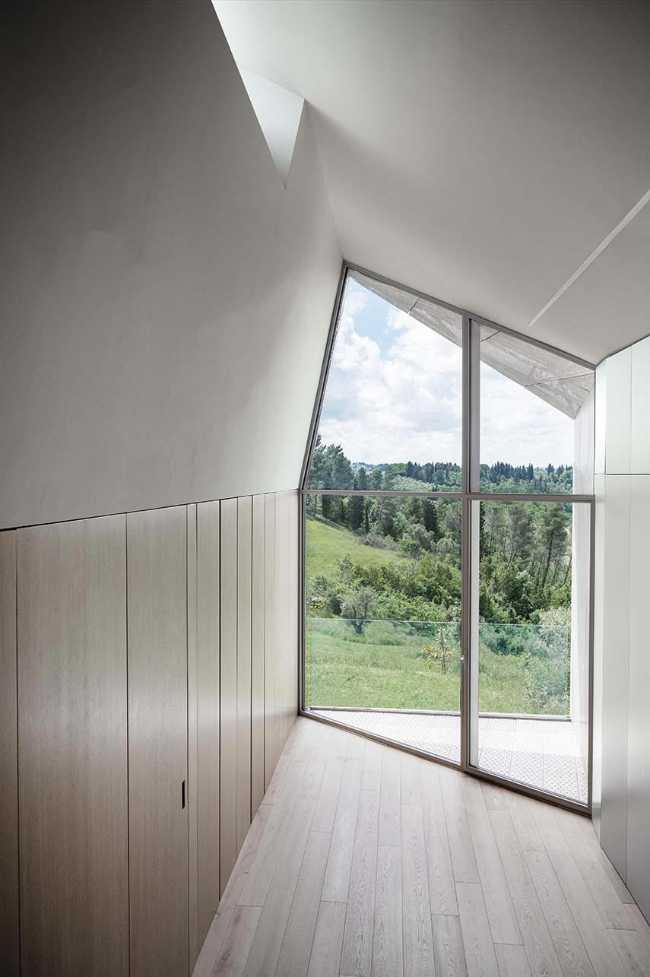 Casa Sotto la Nuvola tra le colline toscane: volumi, luce e paesaggio