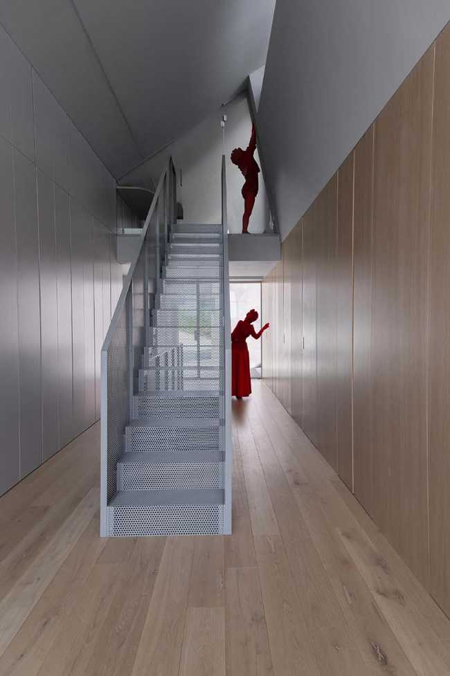 Casa Sotto la Nuvola tra le colline toscane: volumi, luce e paesaggio