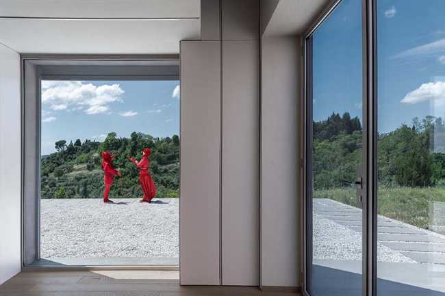 Casa Sotto la Nuvola tra le colline toscane: volumi, luce e paesaggio