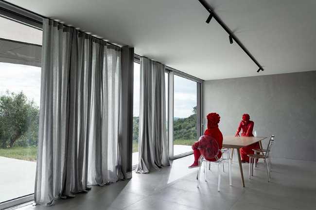 Casa Sotto la Nuvola tra le colline toscane: volumi, luce e paesaggio