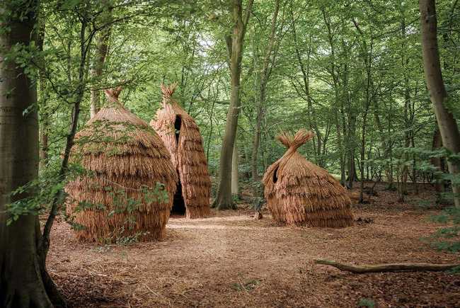 Les Chaumes. Creature oniriche di paglia abitano la foresta