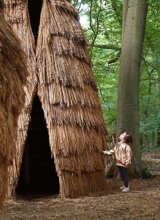 Les Chaumes. Créatures oniriques de paille habitent la forêt