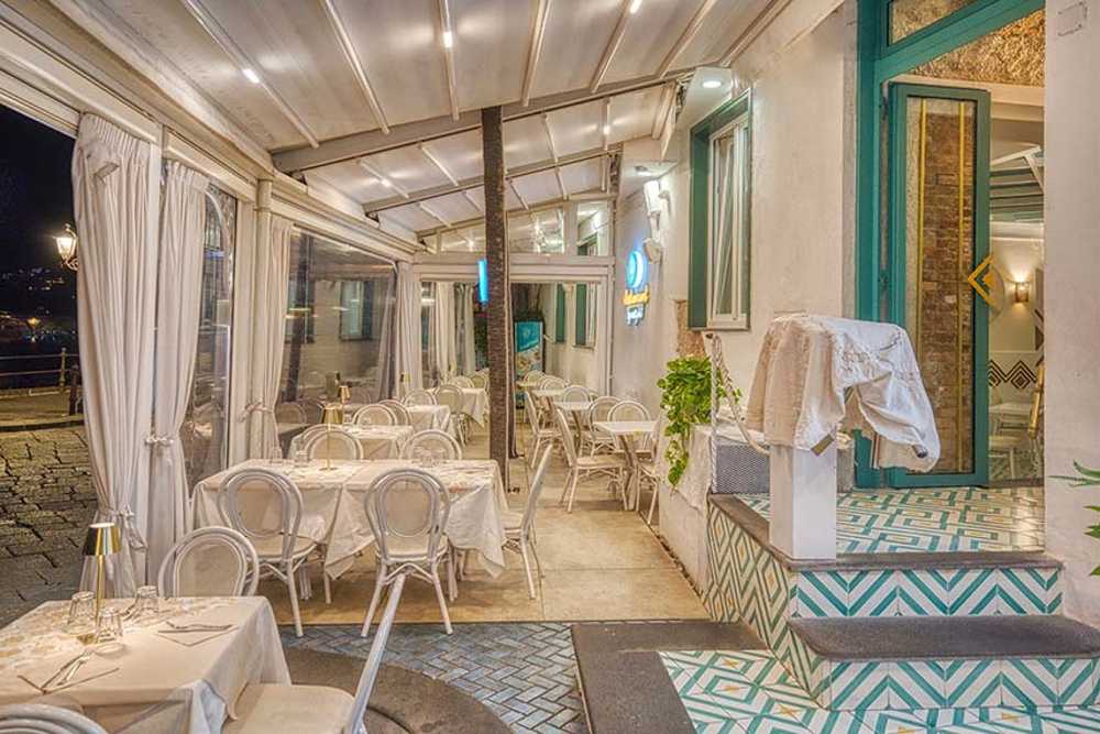 Hola Restaurante By Night, reflejos dorados en la costa de Amalfi.