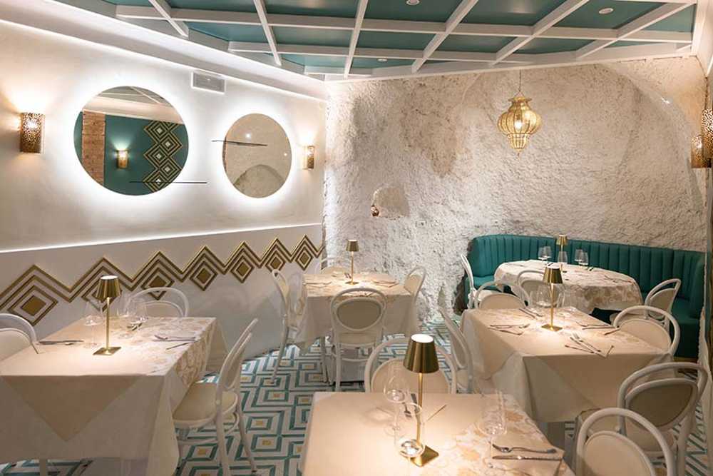 Hola Restaurante By Night, reflejos dorados en la costa de Amalfi.