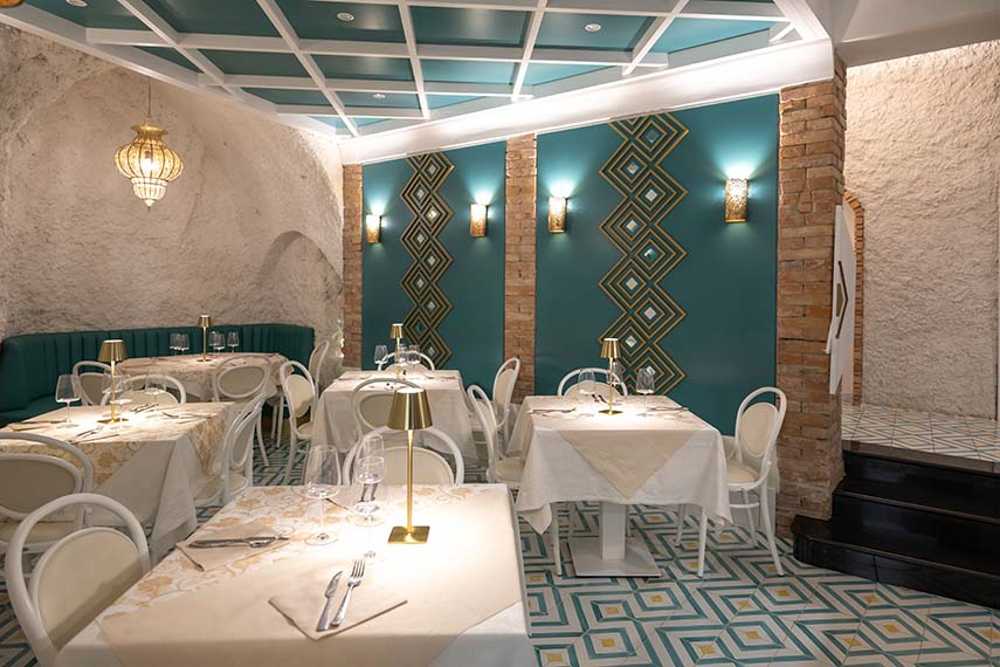 Hola Restaurante By Night, reflejos dorados en la costa de Amalfi.