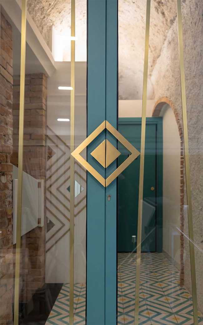 Hola Restaurante By Night, reflejos dorados en la costa de Amalfi.