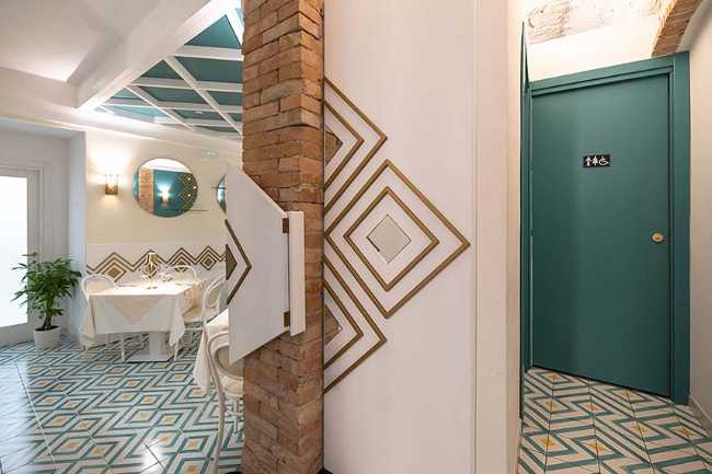 Hola Restaurante By Night, reflejos dorados en la costa de Amalfi.