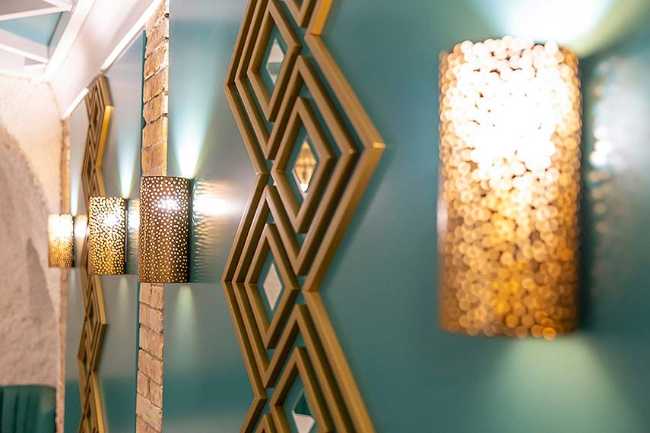 Hola Restaurante By Night, reflejos dorados en la costa de Amalfi.