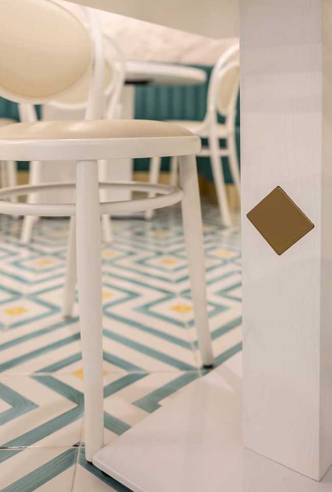 Hola Restaurante By Night, reflejos dorados en la costa de Amalfi.