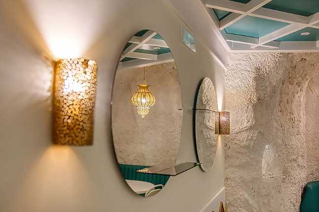 Hola Restaurante By Night, reflejos dorados en la costa de Amalfi.