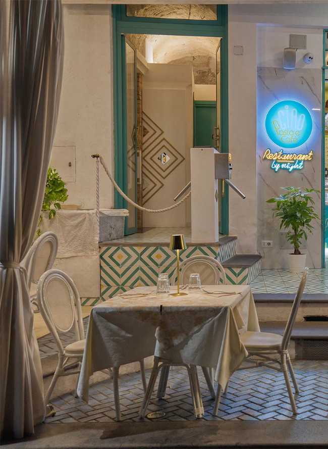 Hola Restaurante By Night, reflejos dorados en la costa de Amalfi.