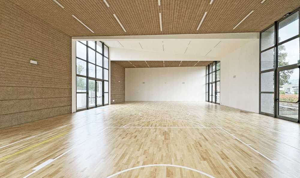 Luce, ritmo e materia per una palestra che dialoga col territorio