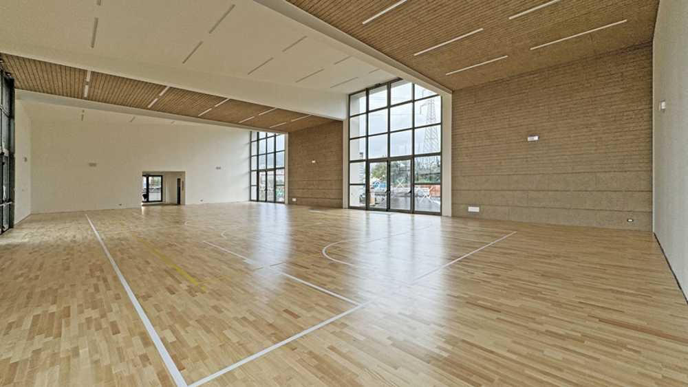 Luce, ritmo e materia per una palestra che dialoga col territorio