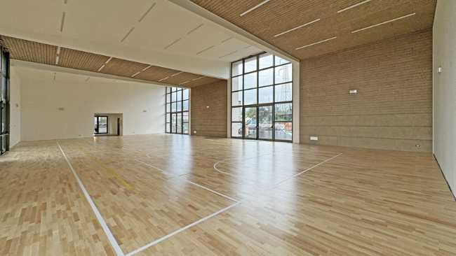 Luce, ritmo e materia per una palestra che dialoga col territorio