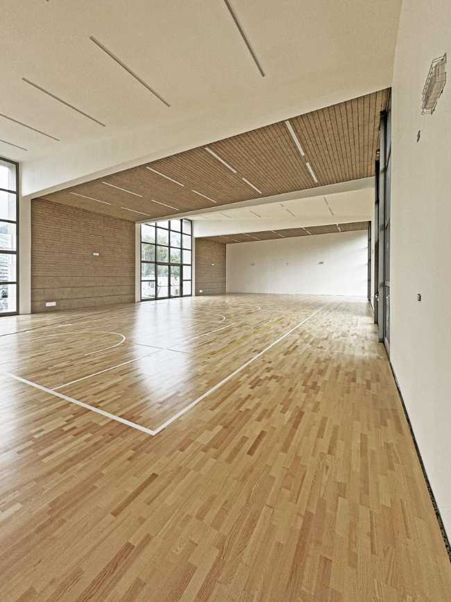 Luce, ritmo e materia per una palestra che dialoga col territorio