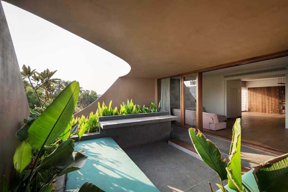 The bitter taste of the present in Morosini's Grand Buffet.