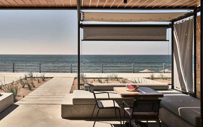 terrazza vista mare con passerella in legno