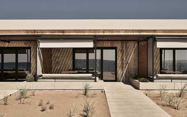 hotel sul mare con passerella in legno