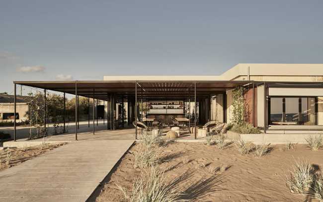 hotel sul mare con passerella in legno