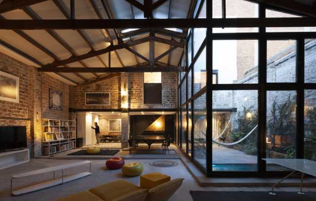 almacén se convierte en una casa de cristal grande